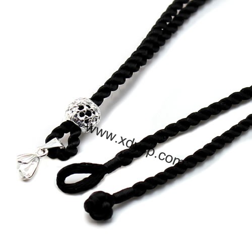 伟德国际深圳罗湖海关从饼干盒中查获近百万元翡翠首饰